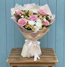 Букет цветов из:  Гвоздики, Орхидеи и Розы в Красновишерске