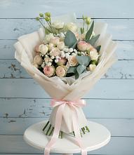 Букет цветов из:  Розы и Лизиантусы в Красновишерске