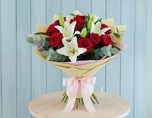 Букет цветов из:  Лилии и Розы в Красновишерске