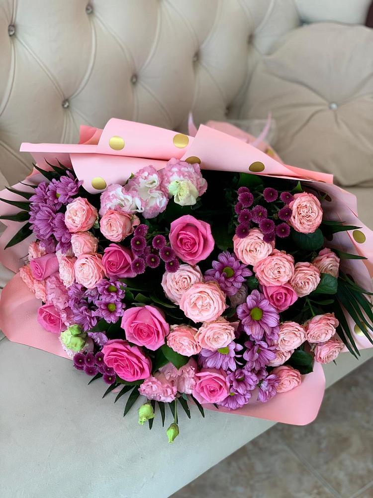 Букет цветов из: Хризантемы, Розы и Лизиантусы в Красновишерске