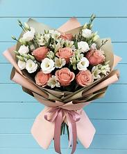 Букет цветов из:  Розы, Альстромерии и Лизиантусы в Красновишерске