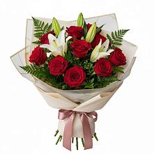 Букет цветов из:  Лилии и Розы в Красновишерске