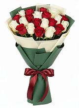 Букет Микс из красных и белых роз в Красновишерске