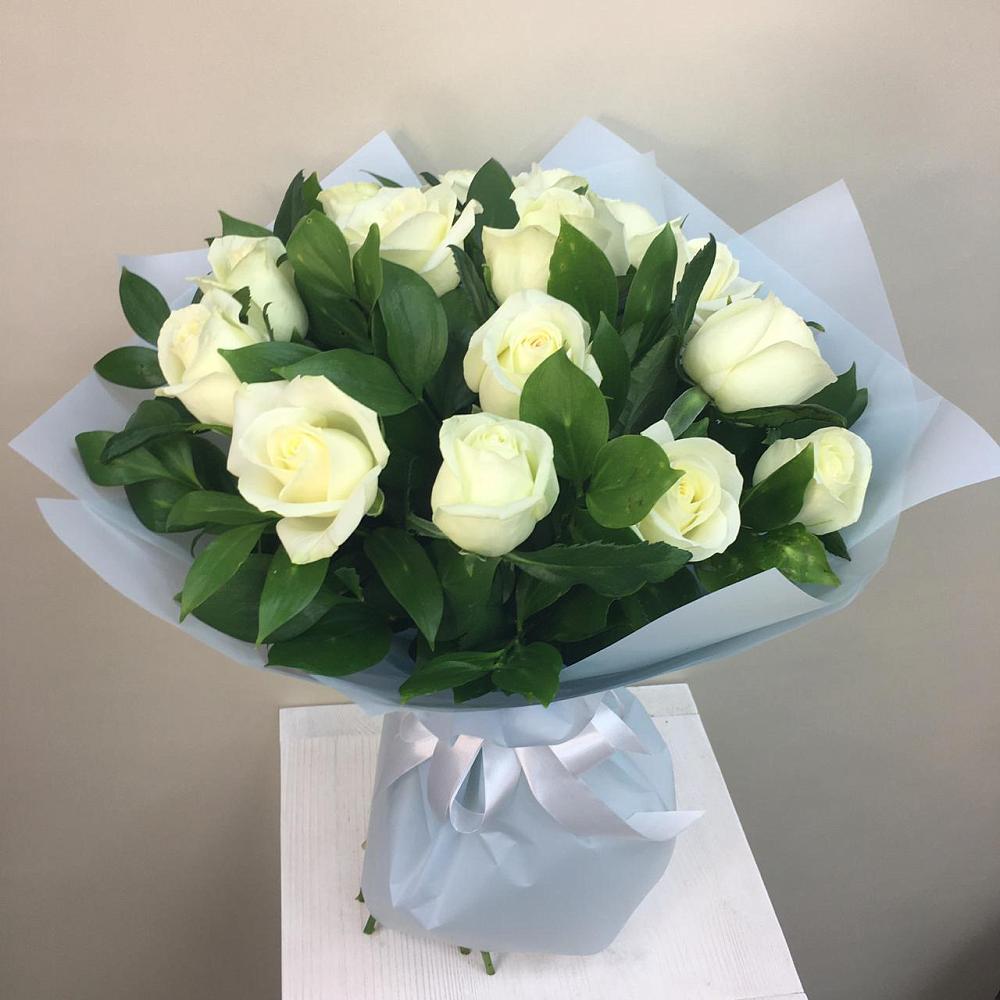 Букет 15 Белых роз Проуд в Красновишерске