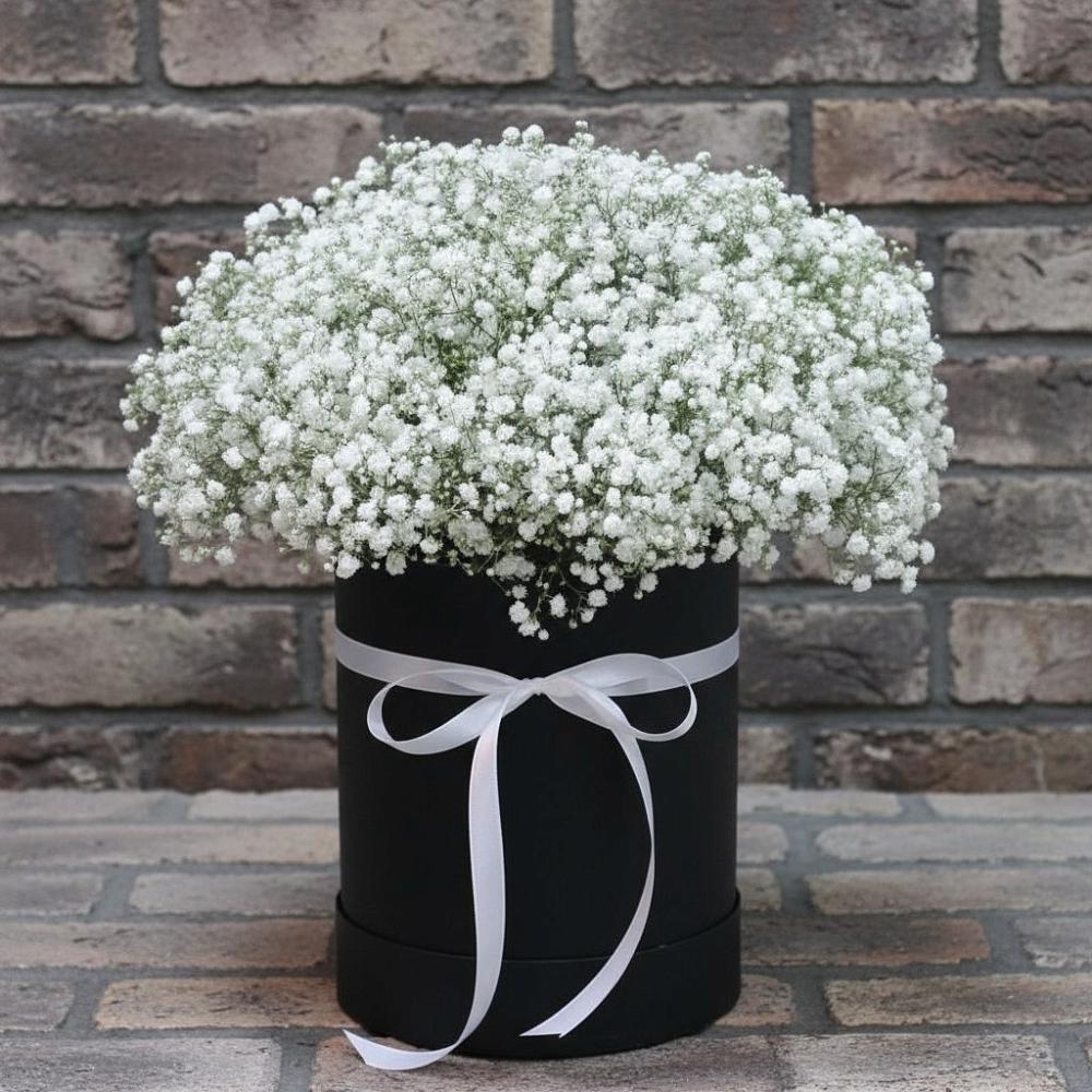 Цветочная композиция из Гипсофила в шляпной коробке в Красновишерске