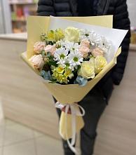Букет цветов из:  Альстромерии, Розы и Хризантемы в Красновишерске