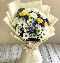 Букет цветов из:  Ирисы, Хризантемы и Розы в Красновишерске