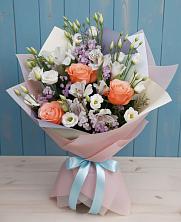 Букет цветов из:  Лизиантусы, Розы, Альстромерии и Гипсофила в Красновишерске