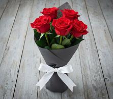 Букет 5 Красных роз Эдлесс Лав в Красновишерске