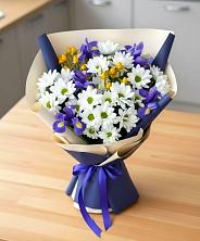 Букет цветов из:  Розы, Ирисы и Хризантемы в Красновишерске