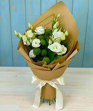 Букет цветов из:  Хризантемы и Лизиантусы в Красновишерске