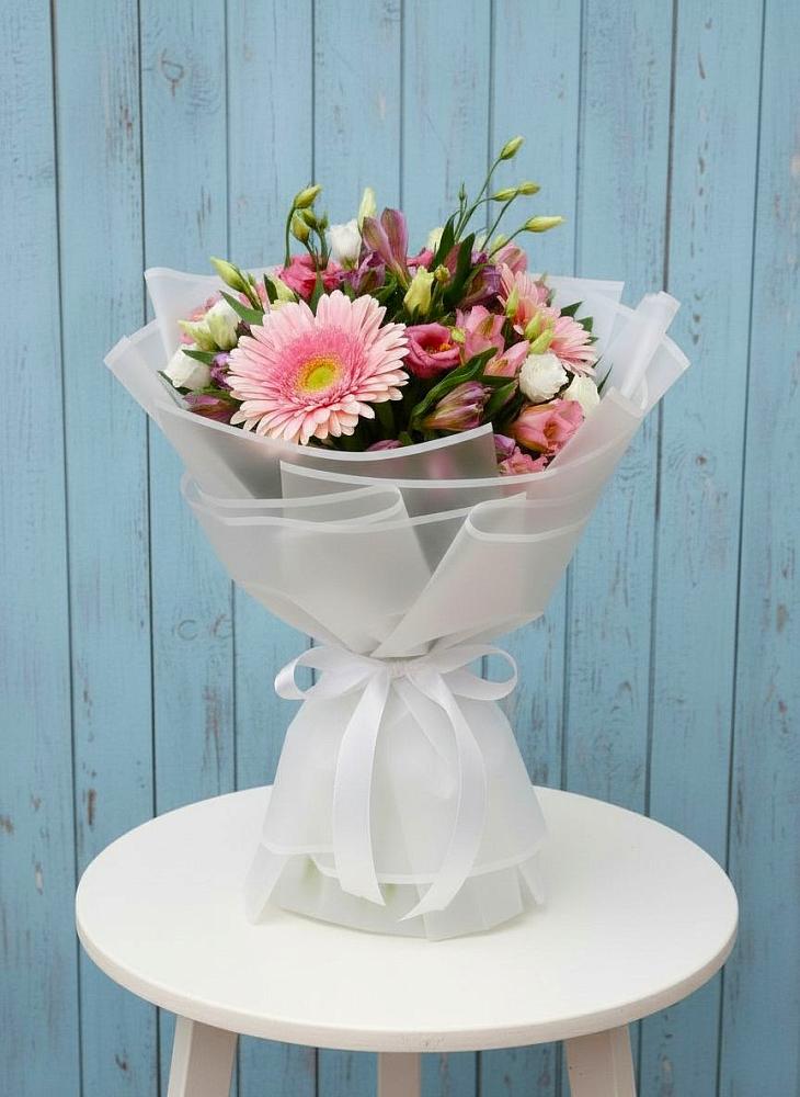 Букет цветов из: Герберы, Альстромерии и Лизиантусы в Красновишерске