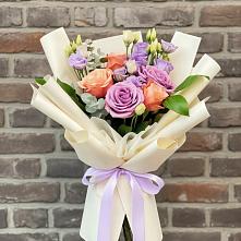 Букет цветов из:  Лизиантусы и Розы в Красновишерске