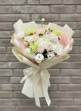 Букет цветов из:  Гвоздики, Розы, Лизиантусы и Хризантемы в Красновишерске