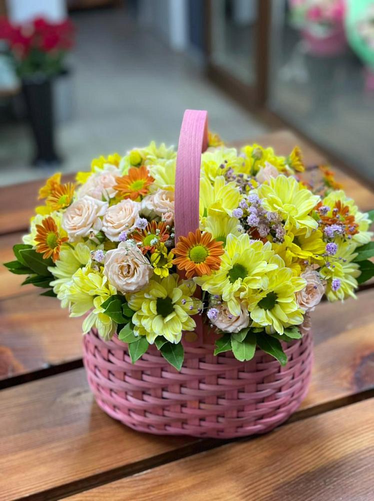 Цветочная композиция из Хризантемы и Розы в корзине в Красновишерске