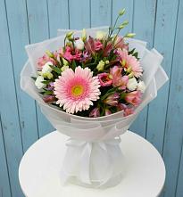 Букет цветов из:  Герберы, Альстромерии и Лизиантусы в Красновишерске