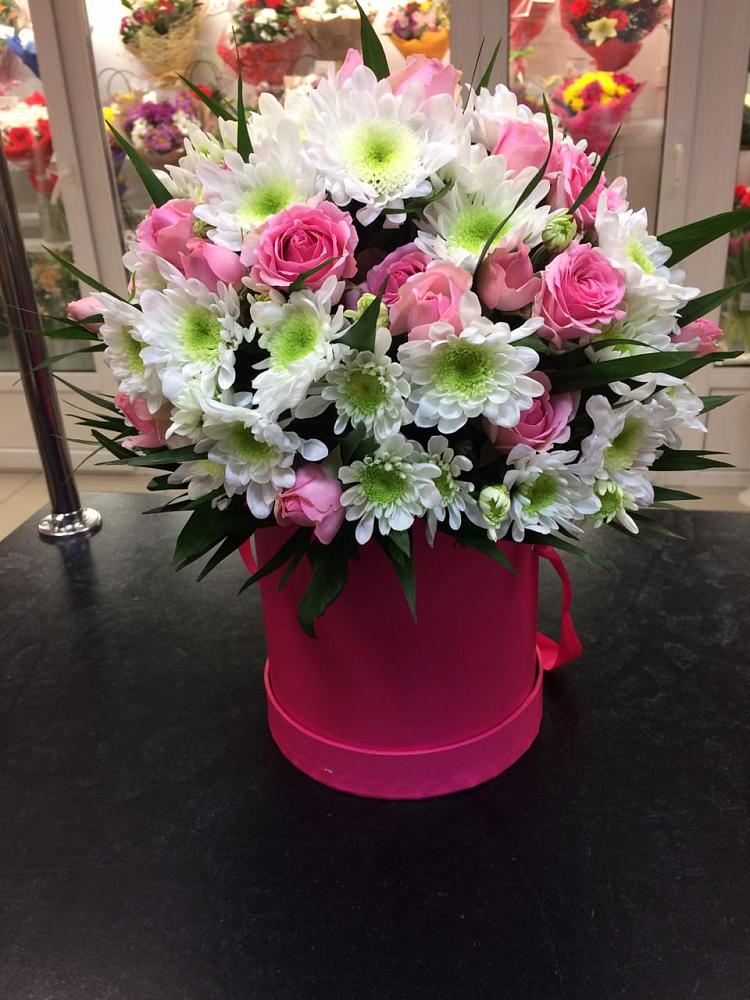 Цветочная композиция из Розы и Хризантемы в шляпной коробке в Красновишерске