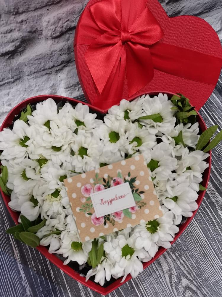 Цветочная композиция из Хризантемы в виде сердца в Красновишерске