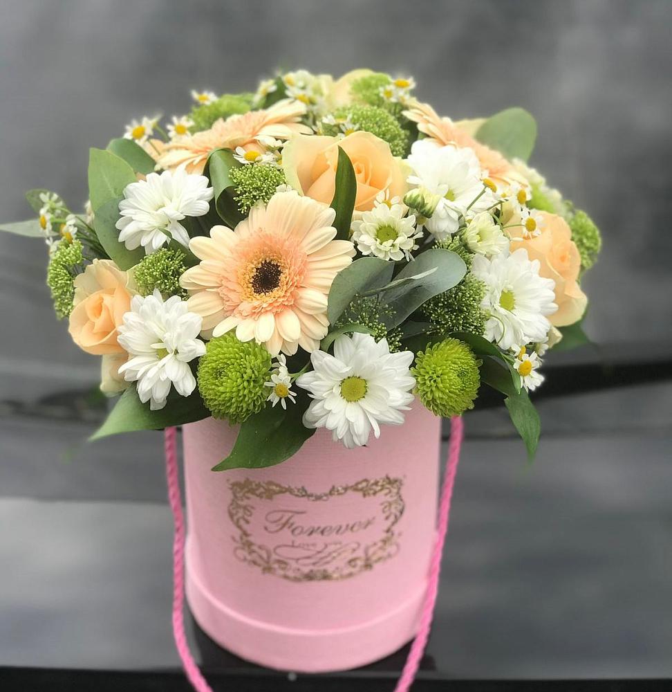 Цветочная композиция из Розы, Герберы и Хризантемы в шляпной коробке в Красновишерске