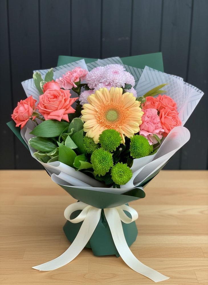 Букет цветов из: Гвоздики, Розы, Герберы и Хризантемы в Красновишерске
