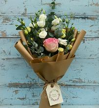 Букет цветов из:  Розы и Лизиантусы в Красновишерске