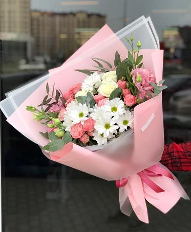 Букет цветов из: Розы, Лизиантусы и Хризантемы в Красновишерске